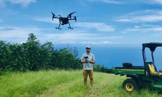Greg Crutsinger a pilotar um drone