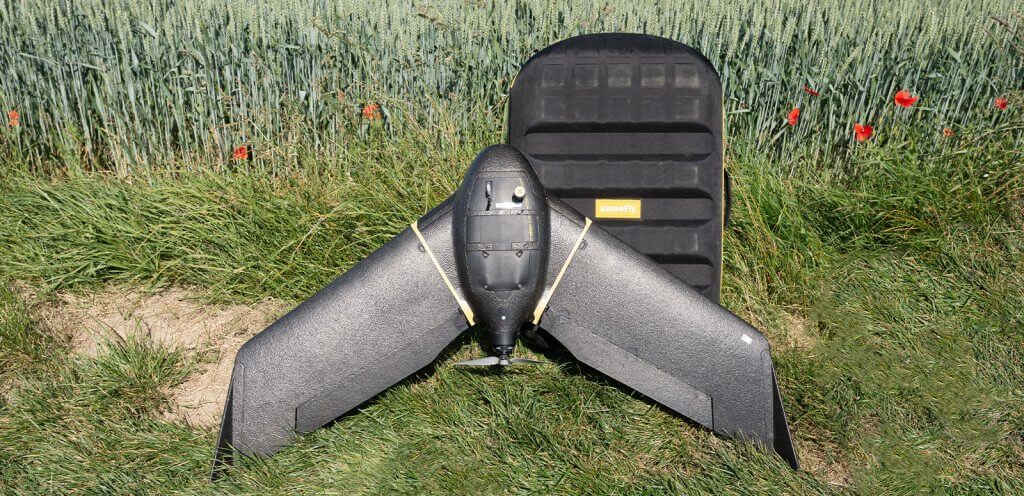 Drone eBee X e mochila num campo